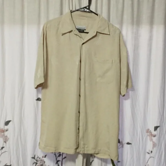 Cute silk button up - Picture 1 of 3